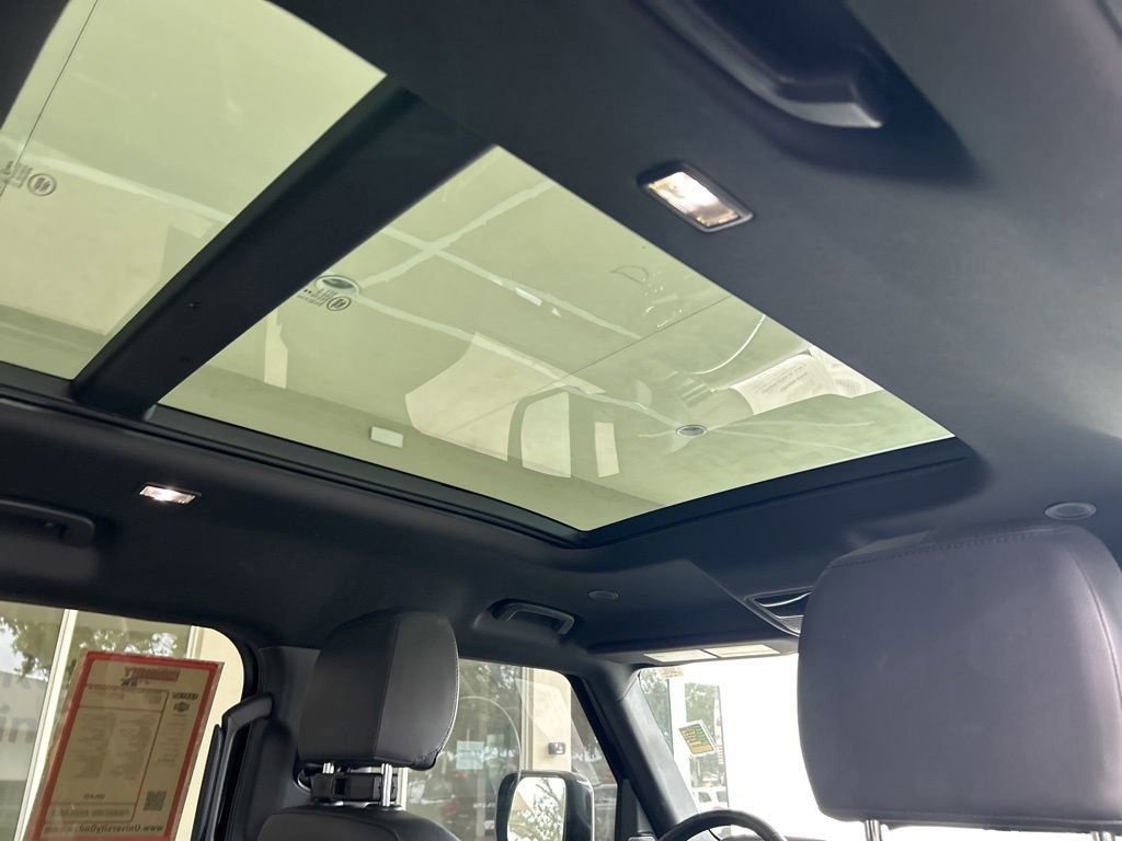 Used 2024 Land Rover Defender 130 X-Dynamic SE image 31