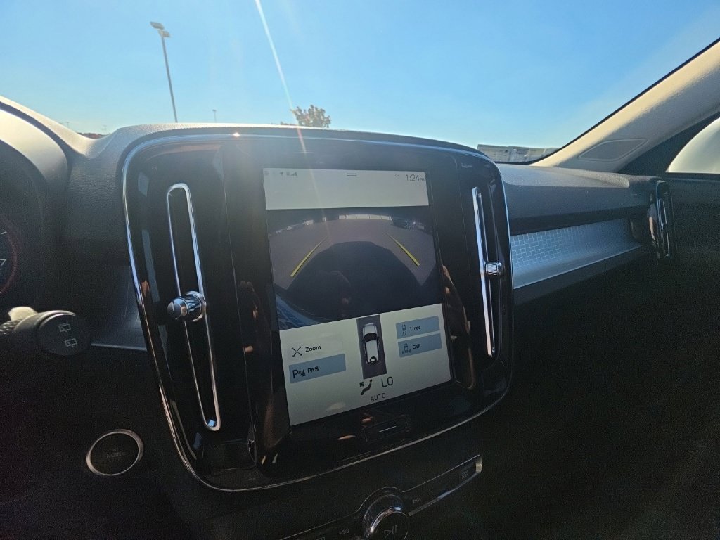 Used 2020 Volvo XC40 T4 Momentum FWD image 25