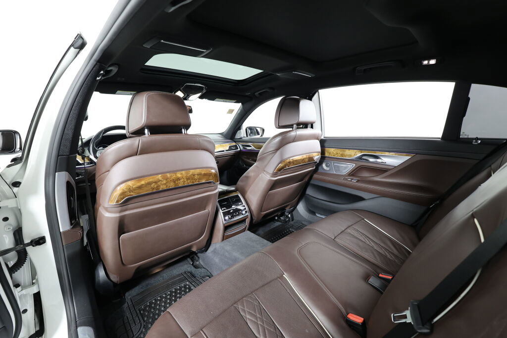 Used 2016 BMW 740i image 14