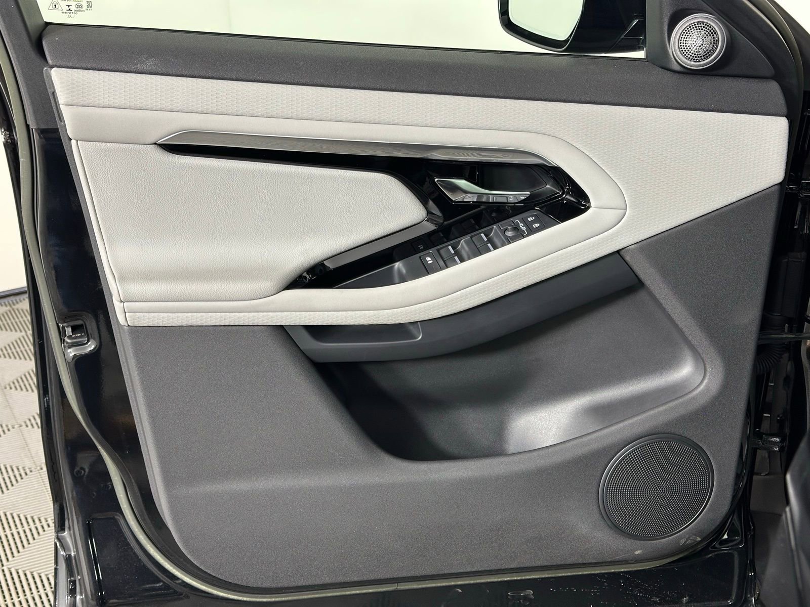 Used 2023 Land Rover Range Rover Evoque R-Dynamic S image 38