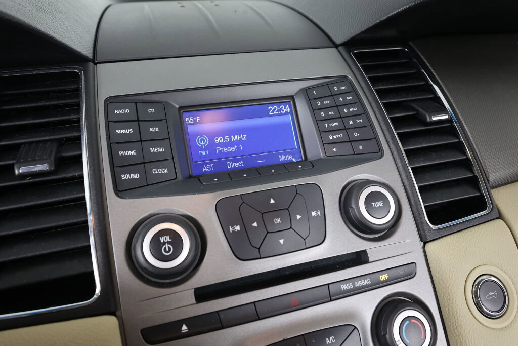 Used 2015 Ford Taurus SE image 34