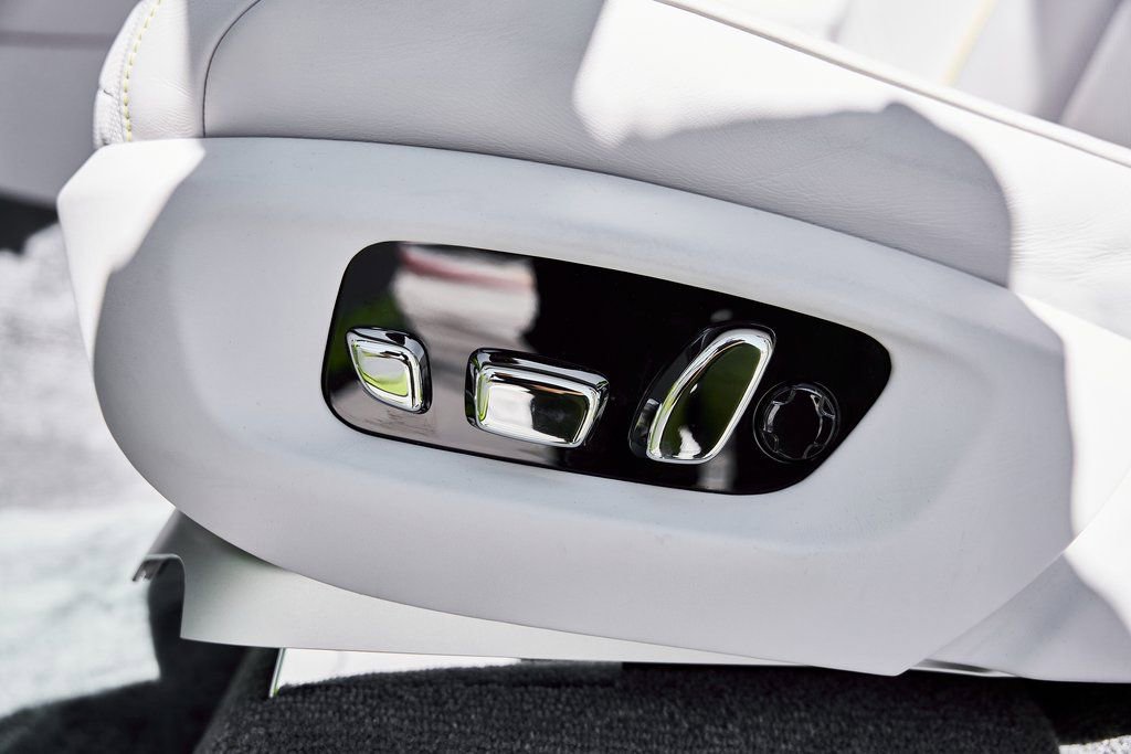 Used 2024 Rolls-Royce Cullinan image 48