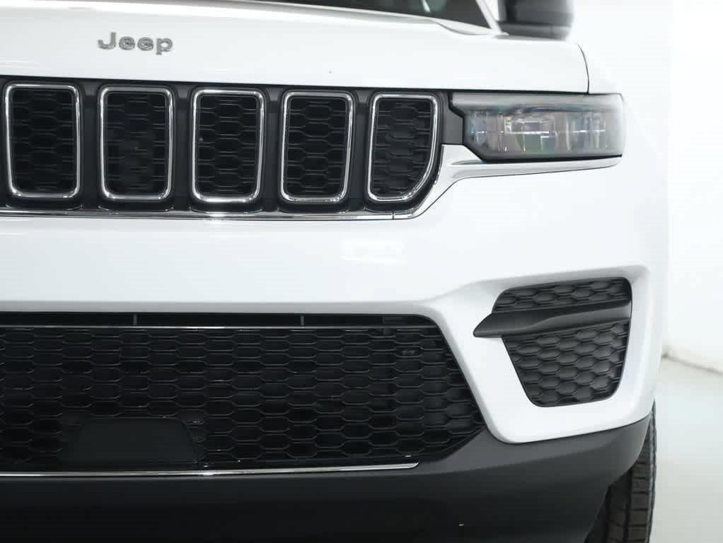 Used 2023 Jeep Grand Cherokee Laredo AWD/4WD image 7