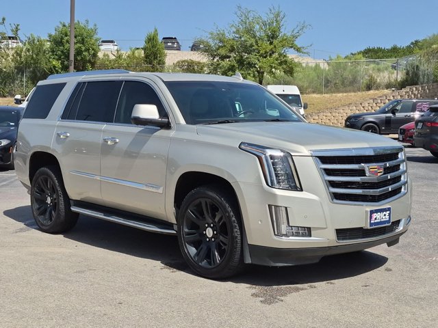 Used 2017 Cadillac Escalade Luxury RWD image 3