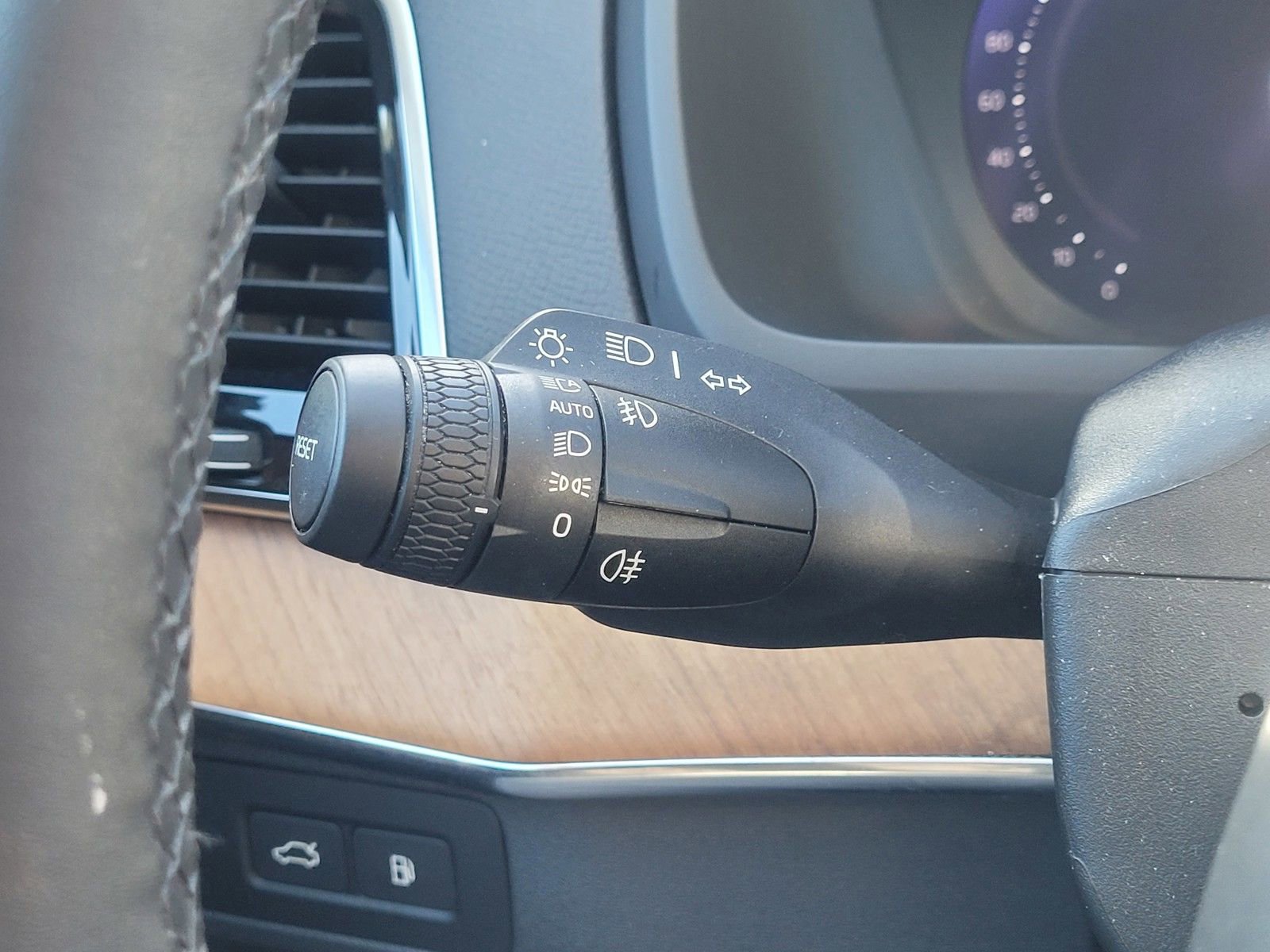 Certified 2024 Volvo XC90 T8 Plus w/ Protection Package Premier image 22