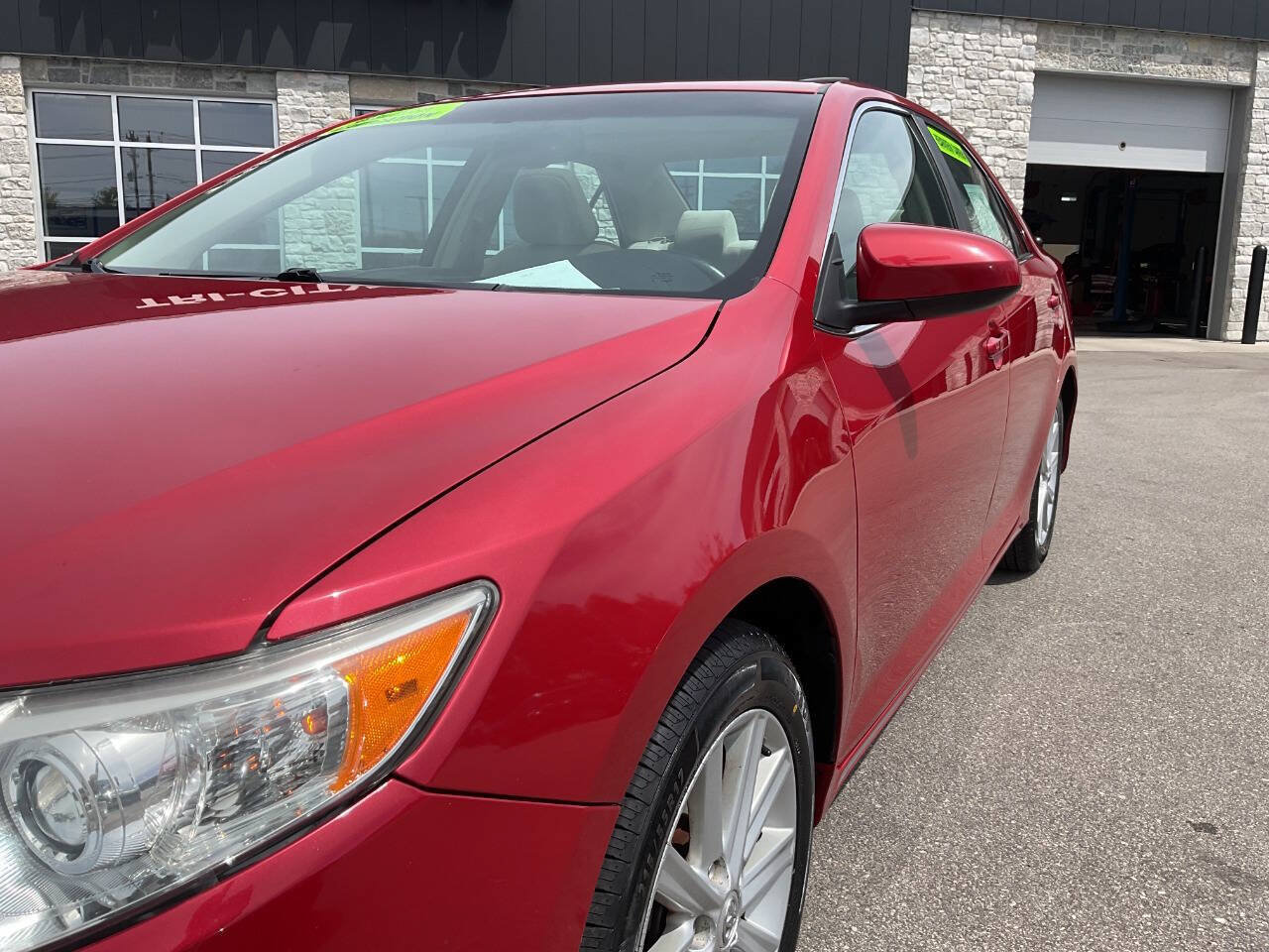Used 2012 Toyota Camry XLE w/ Convenience Pkg FWD image 2