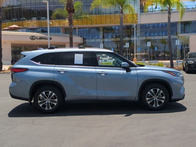 Used 2021 Toyota Highlander XLE AWD/4WD image 4