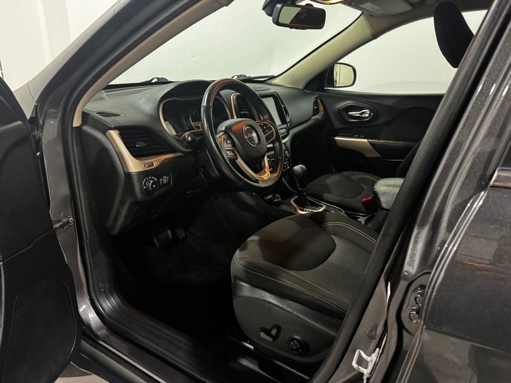 Used 2017 Jeep Cherokee Latitude w/ Cold Weather Group AWD/4WD image 16