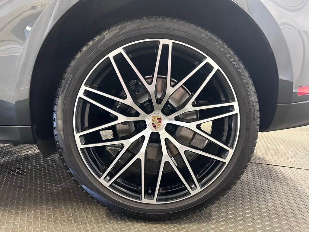 Certified 2023 Porsche Macan Turbo AWD/4WD image 37