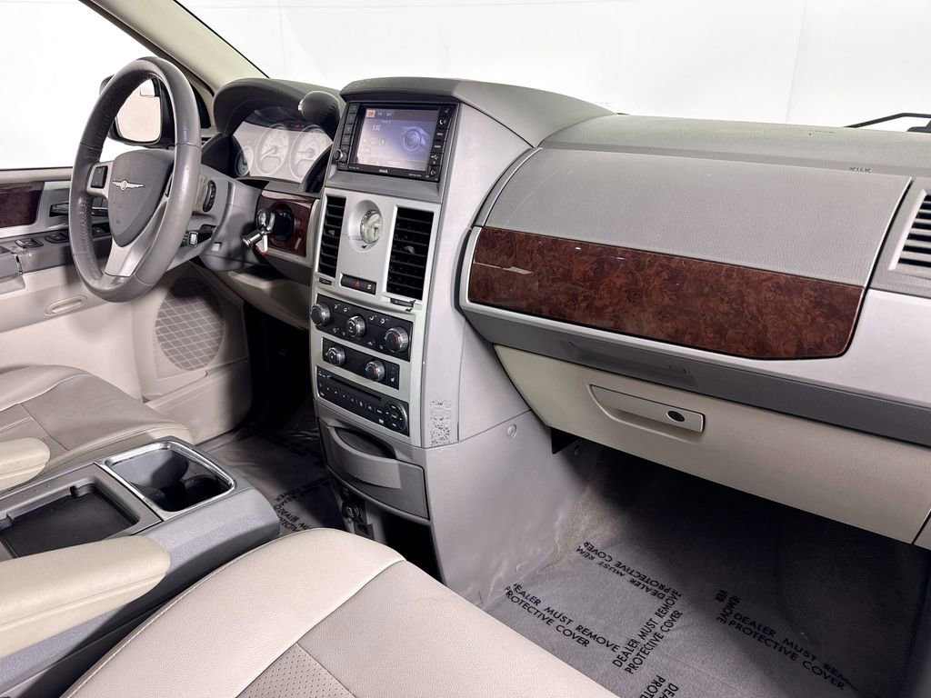 Used 2009 Chrysler Town & Country Touring image 33