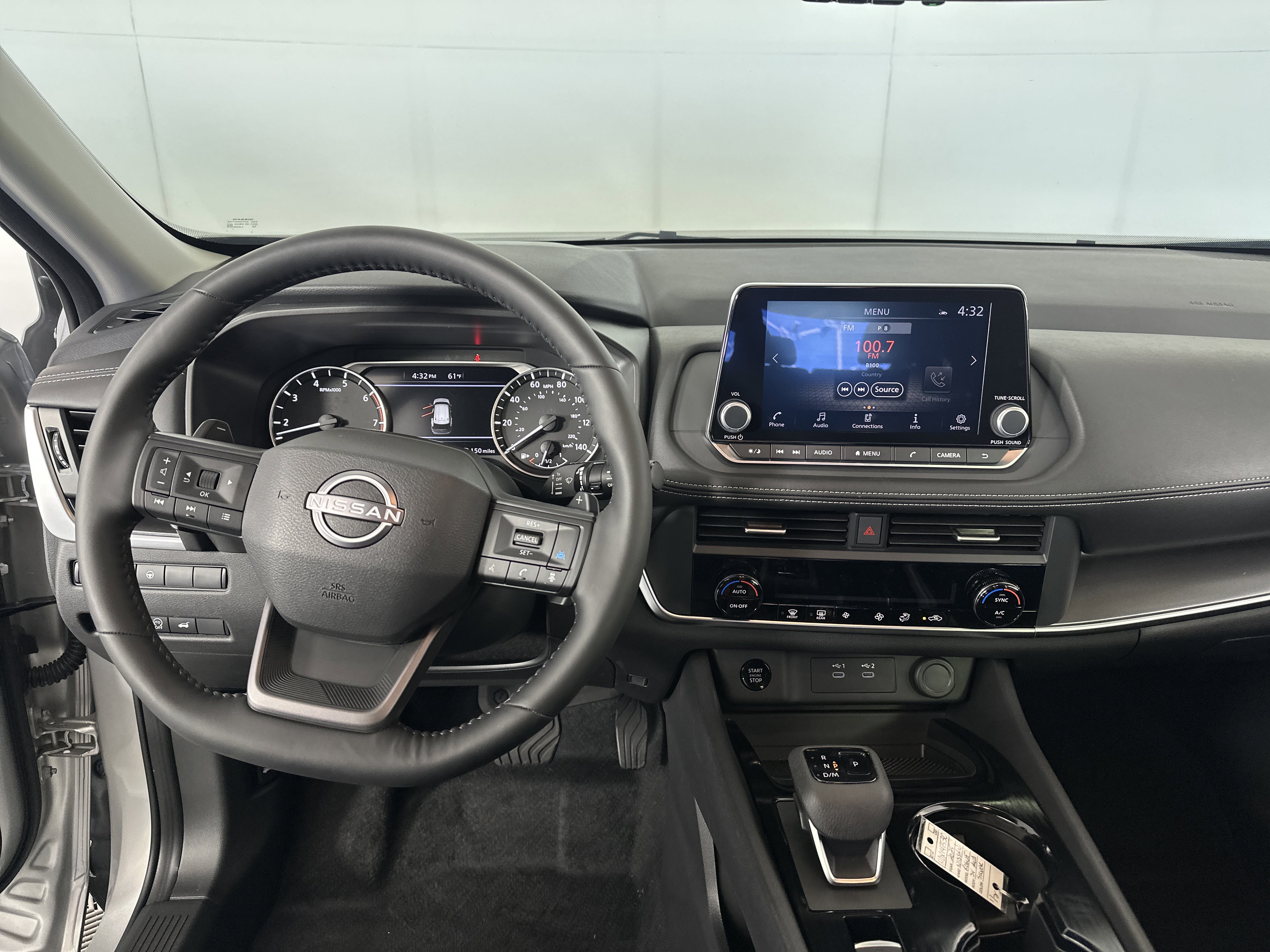 Certified 2025 Nissan Rogue SV image 3