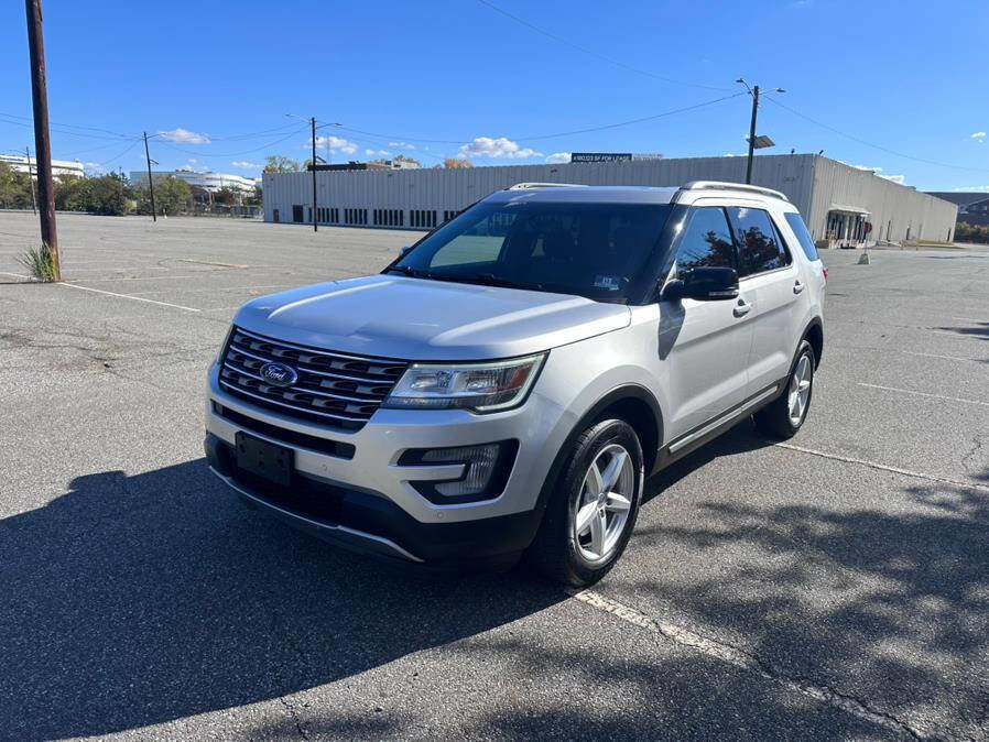 Used 2016 Ford Explorer XLT w/ Equipment Group 202A image 3