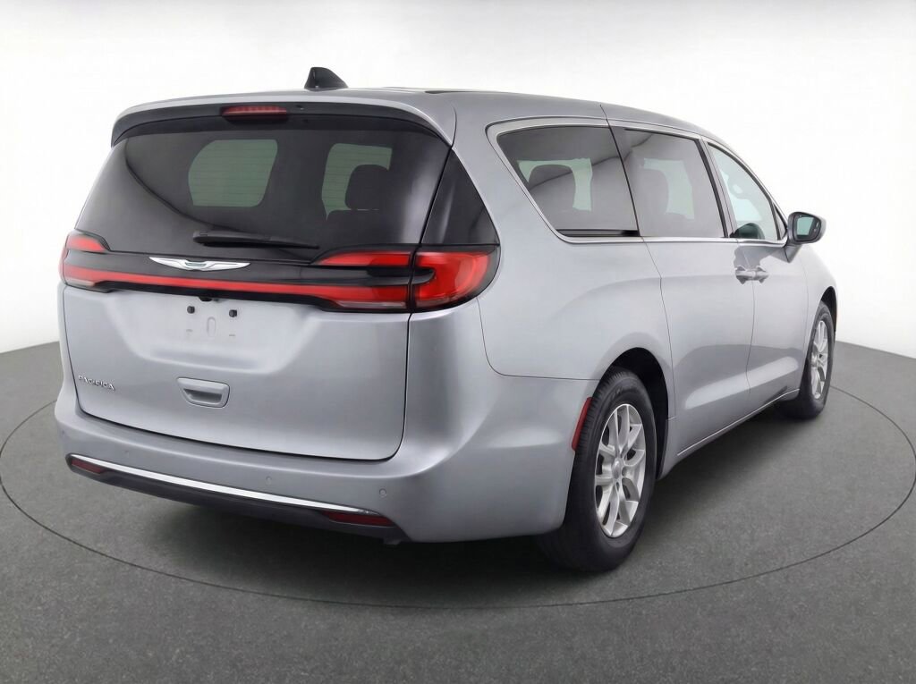 Used 2024 Chrysler Pacifica Touring-L image 5