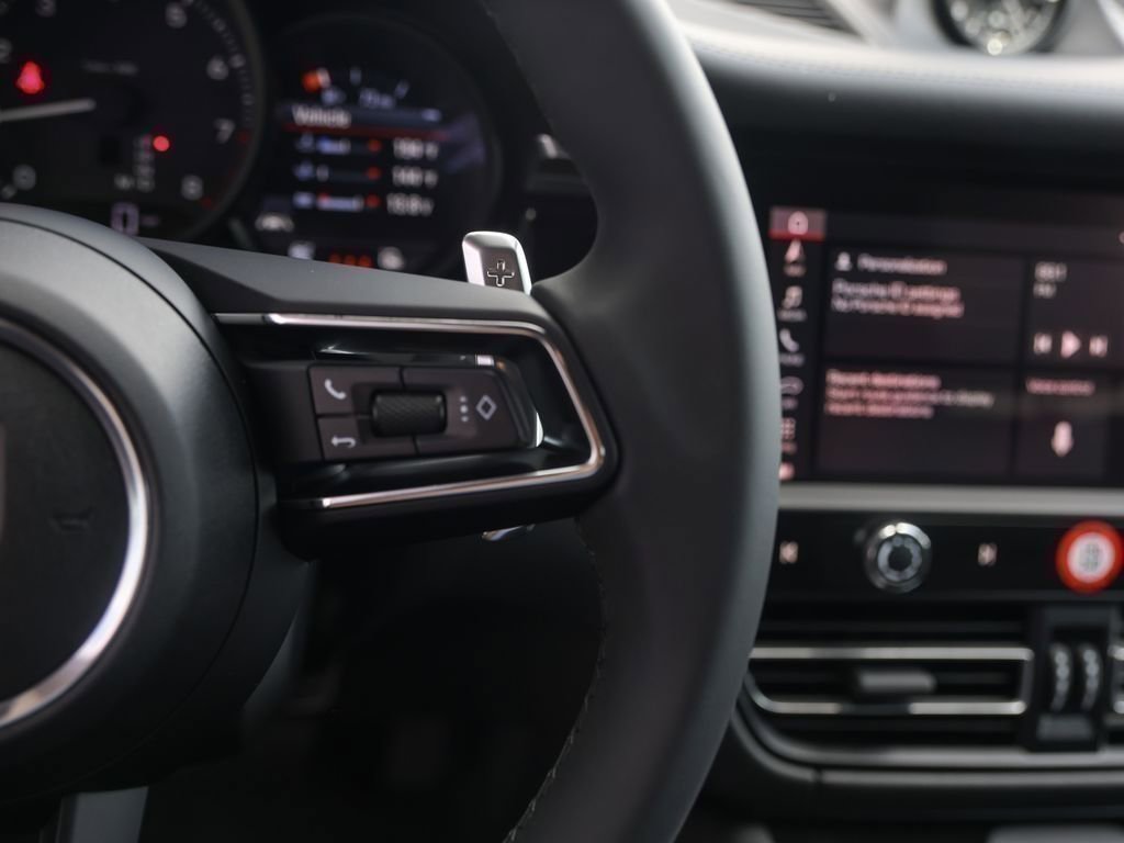 Certified 2025 Porsche Macan AWD/4WD image 15