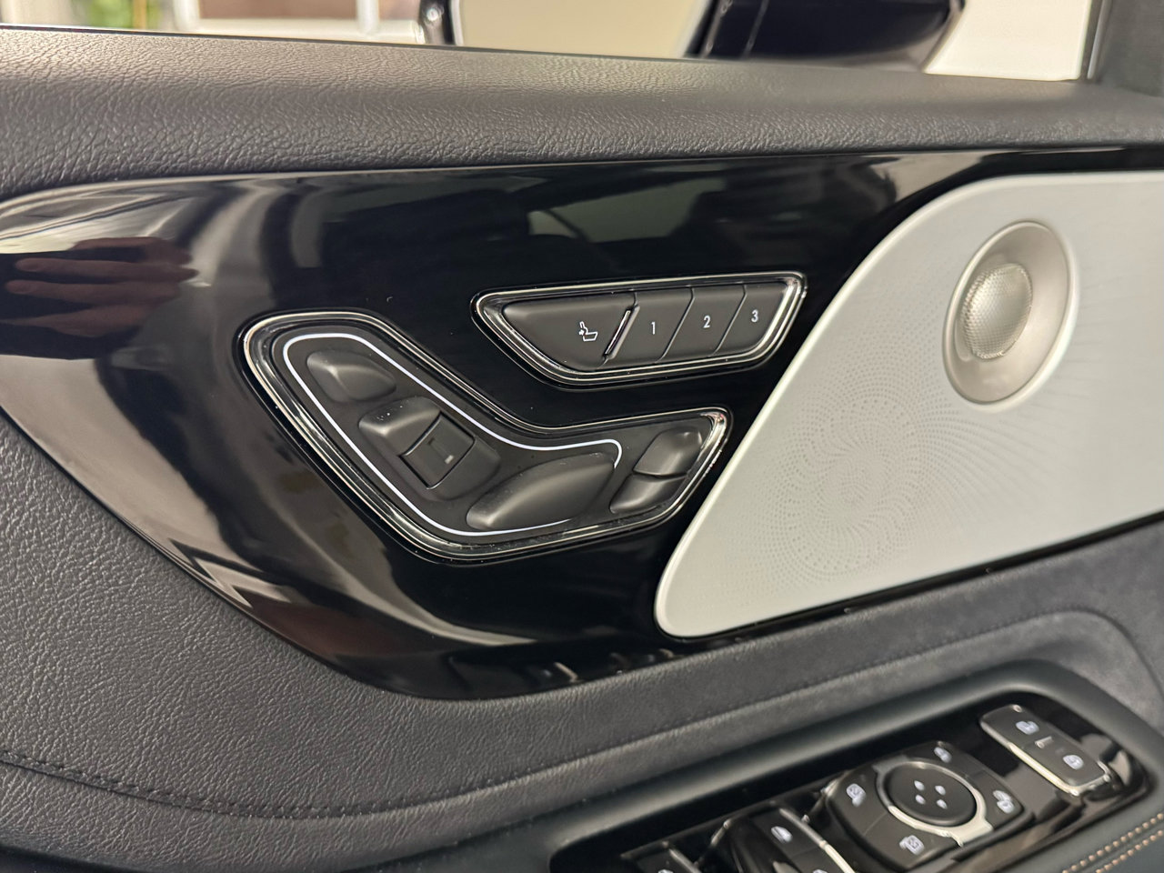 Used 2025 Lincoln Aviator Reserve w/ Equipment Group 201A image 15