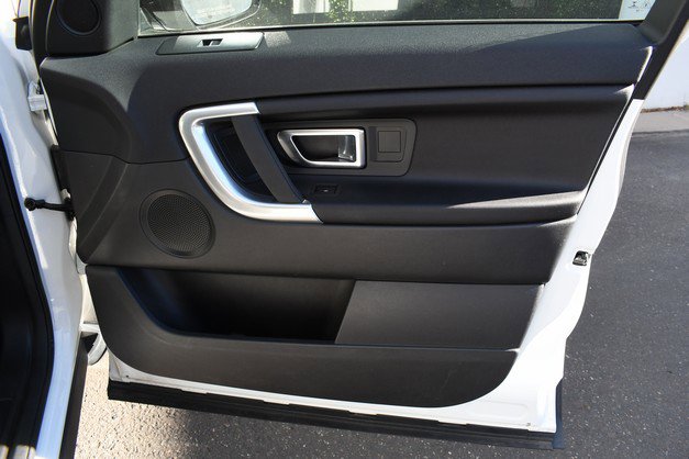 Used 2018 Land Rover Discovery Sport SE image 23