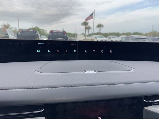 Used 2025 Lincoln Navigator Reserve w/ Jet Appearance Package image 10