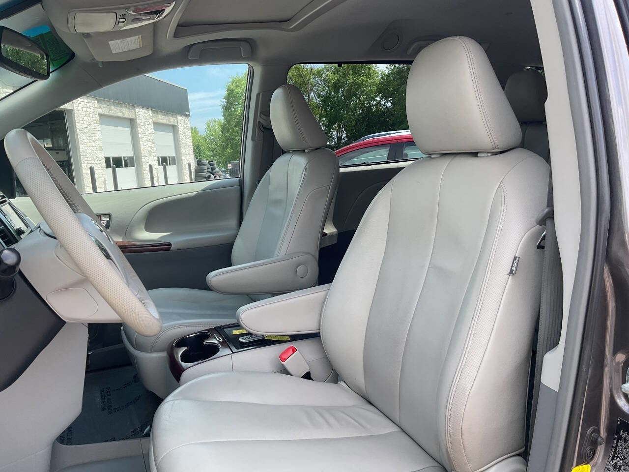 Used 2012 Toyota Sienna XLE FWD image 15