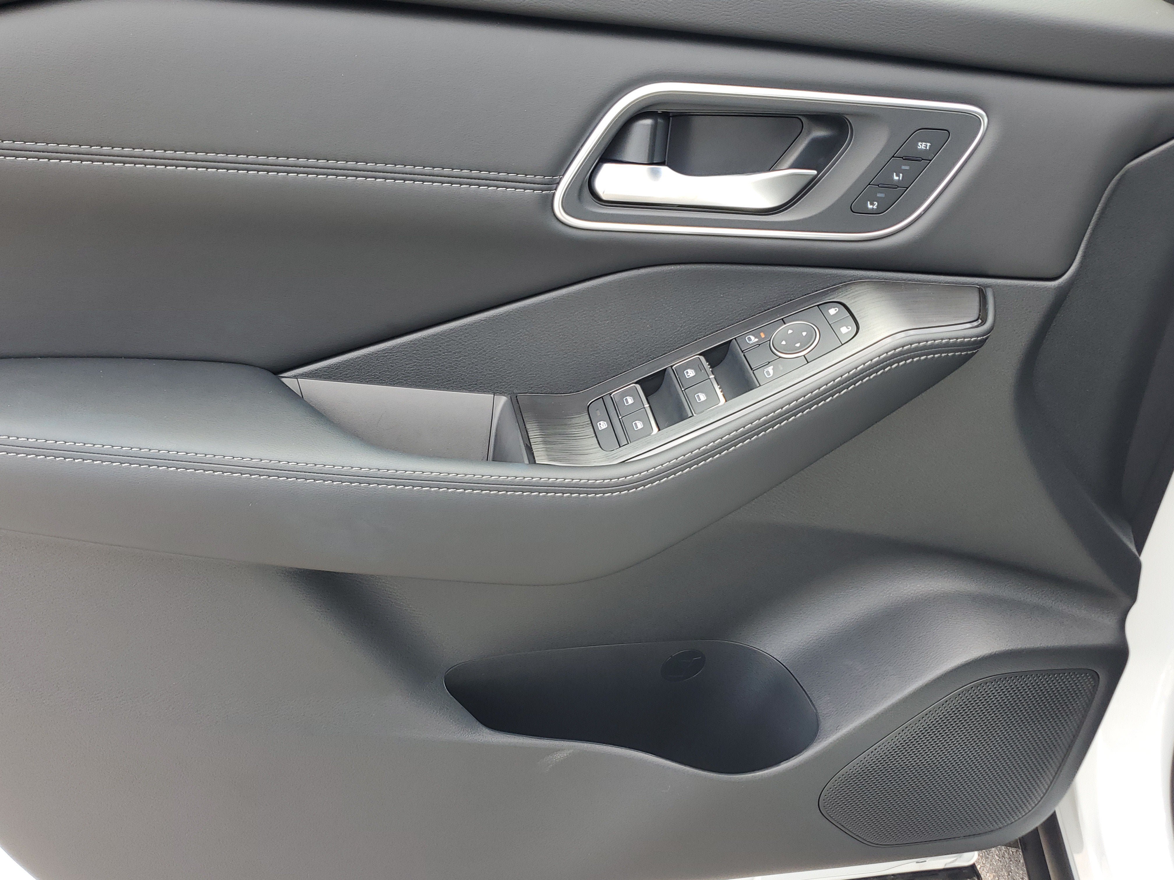 New 2025 Nissan Rogue Platinum w/ Platinum Premium Package FWD image 12