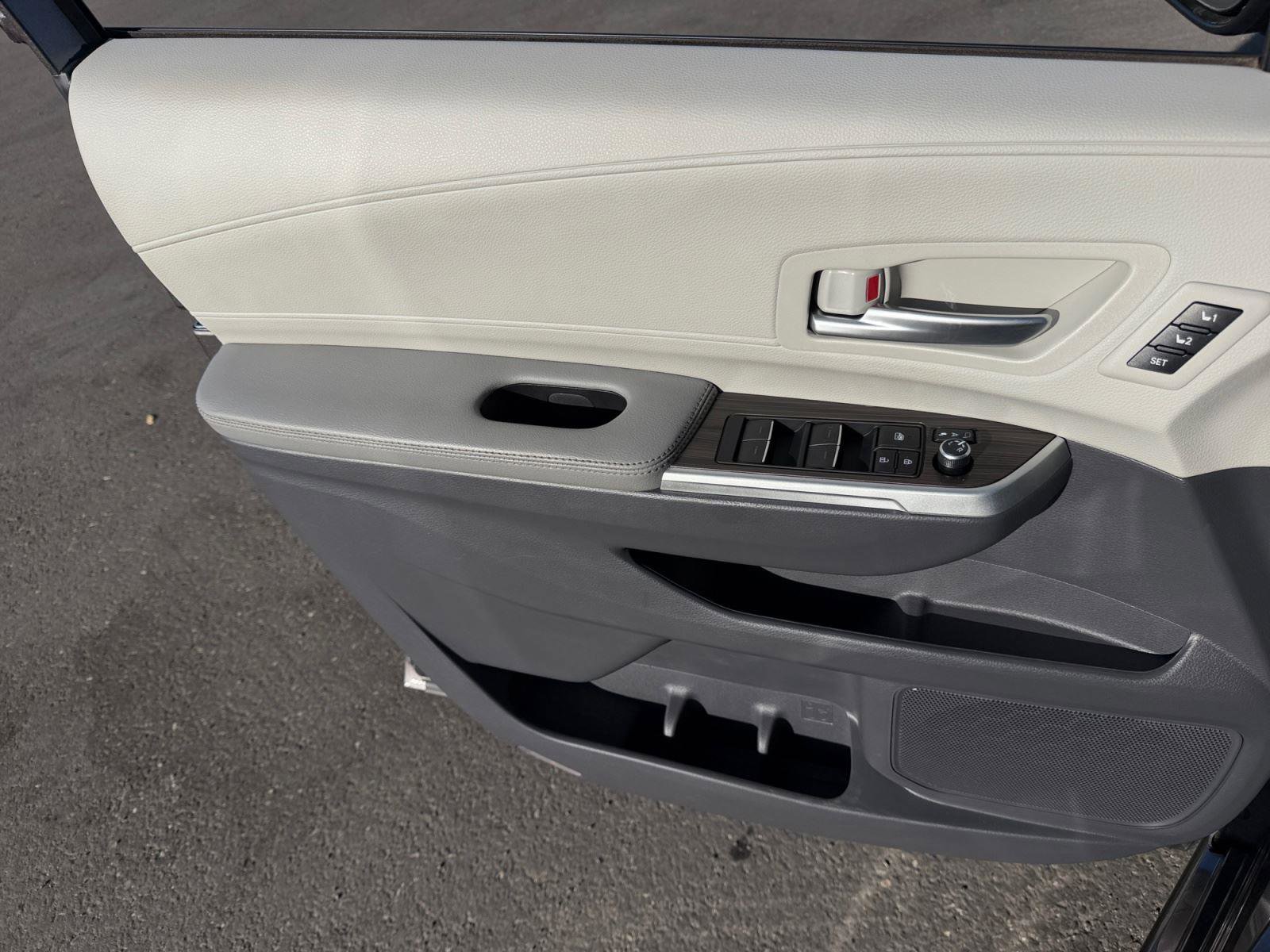 Certified 2024 Toyota Sienna Limited FWD image 22