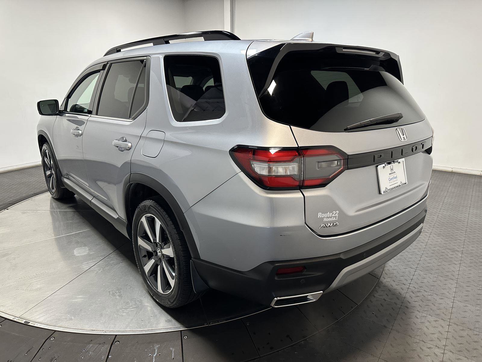 Certified 2024 Honda Pilot Touring image 9