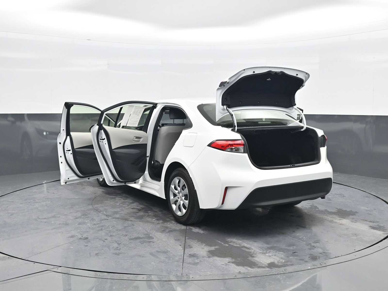 Used 2024 Toyota Corolla LE image 43