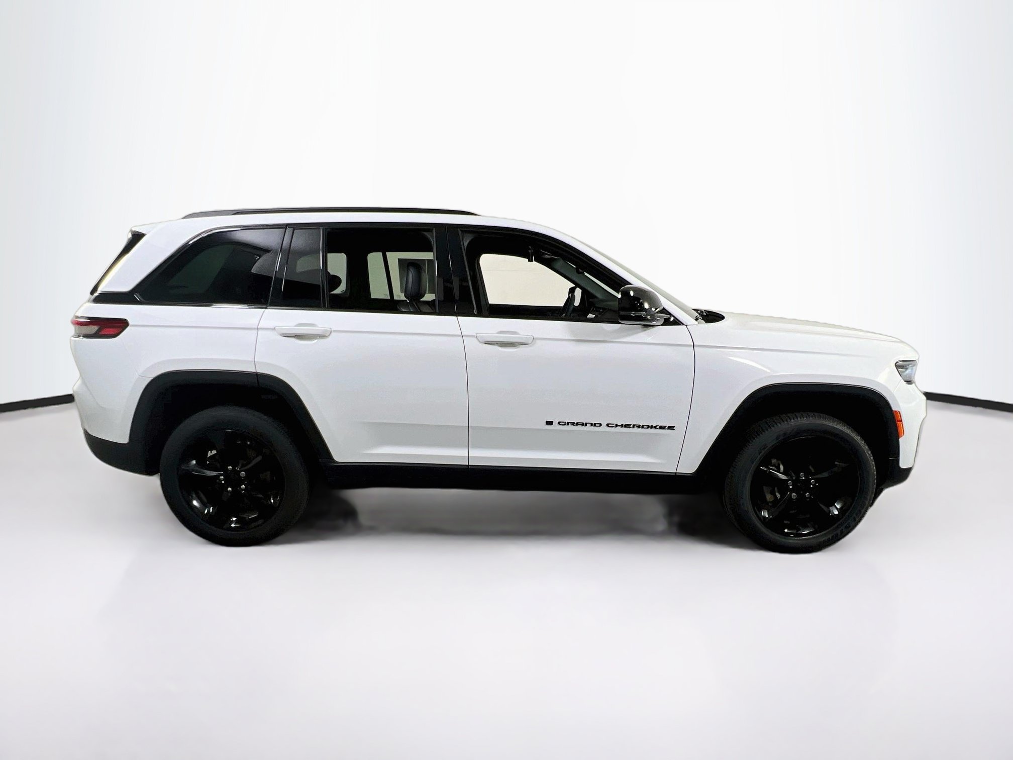 Used 2023 Jeep Grand Cherokee Altitude AWD/4WD image 4