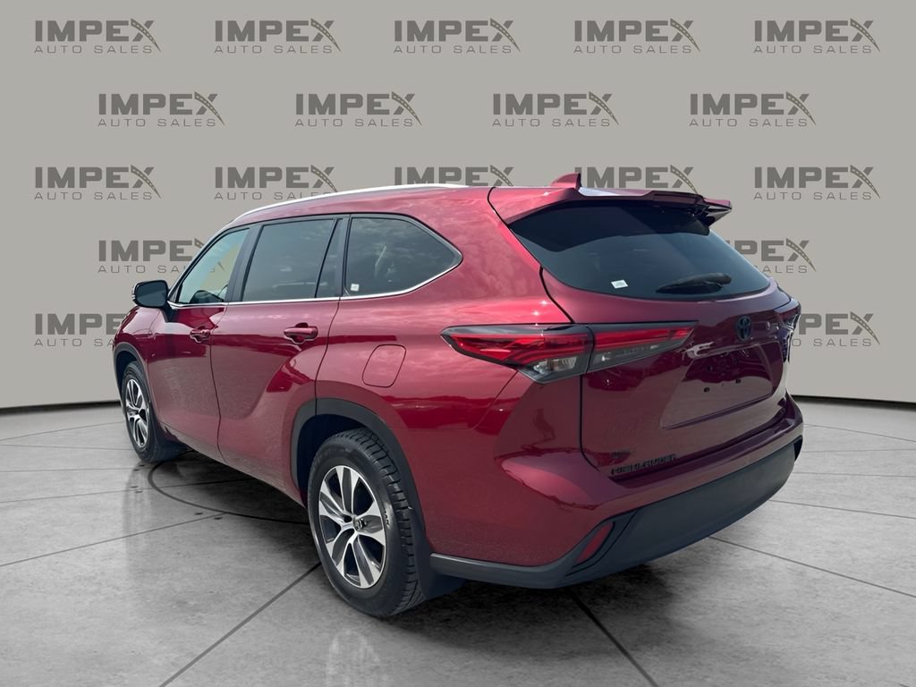 Used 2023 Toyota Highlander XLE FWD image 2