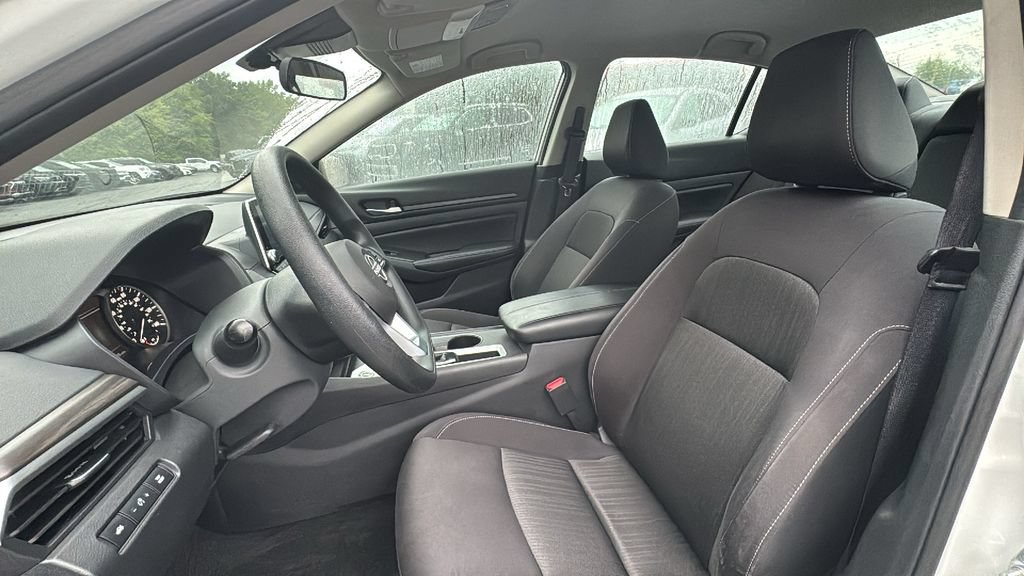 Used 2025 Nissan Altima 2.5 SV FWD image 10