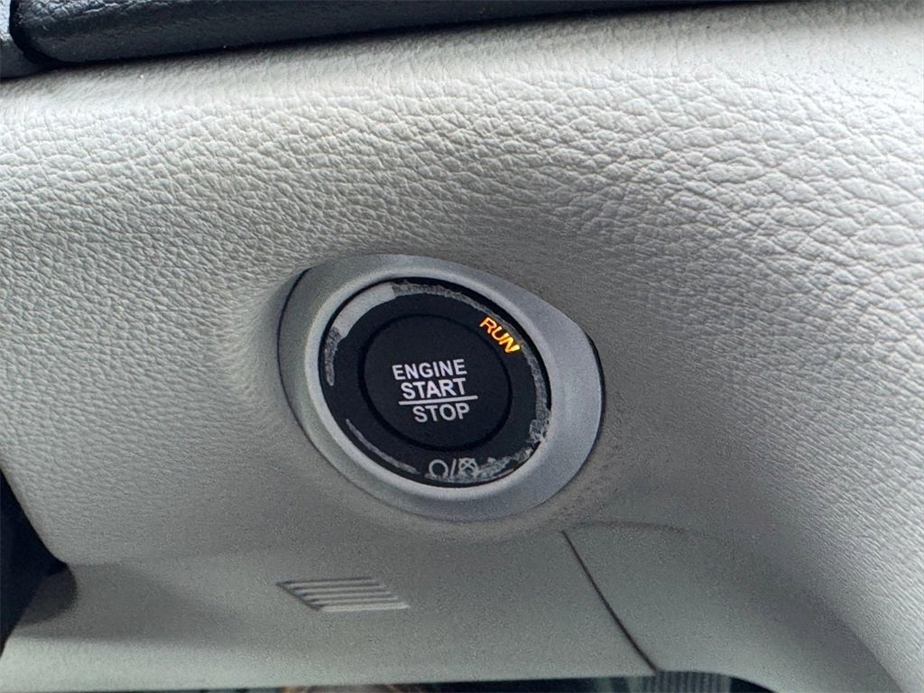 Used 2023 Chrysler Pacifica Touring-L image 23