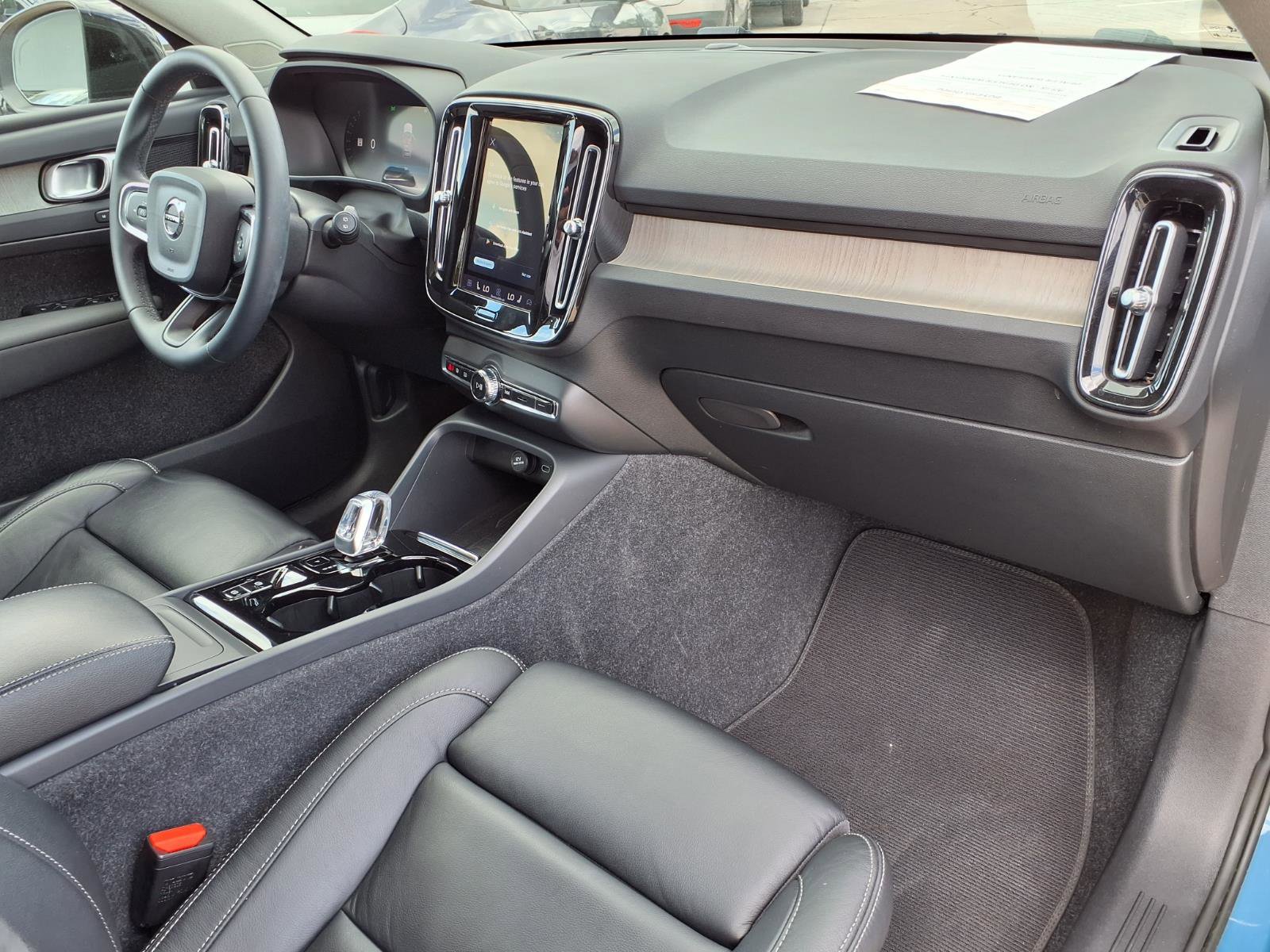 Used 2023 Volvo XC40 B5 Plus image 10