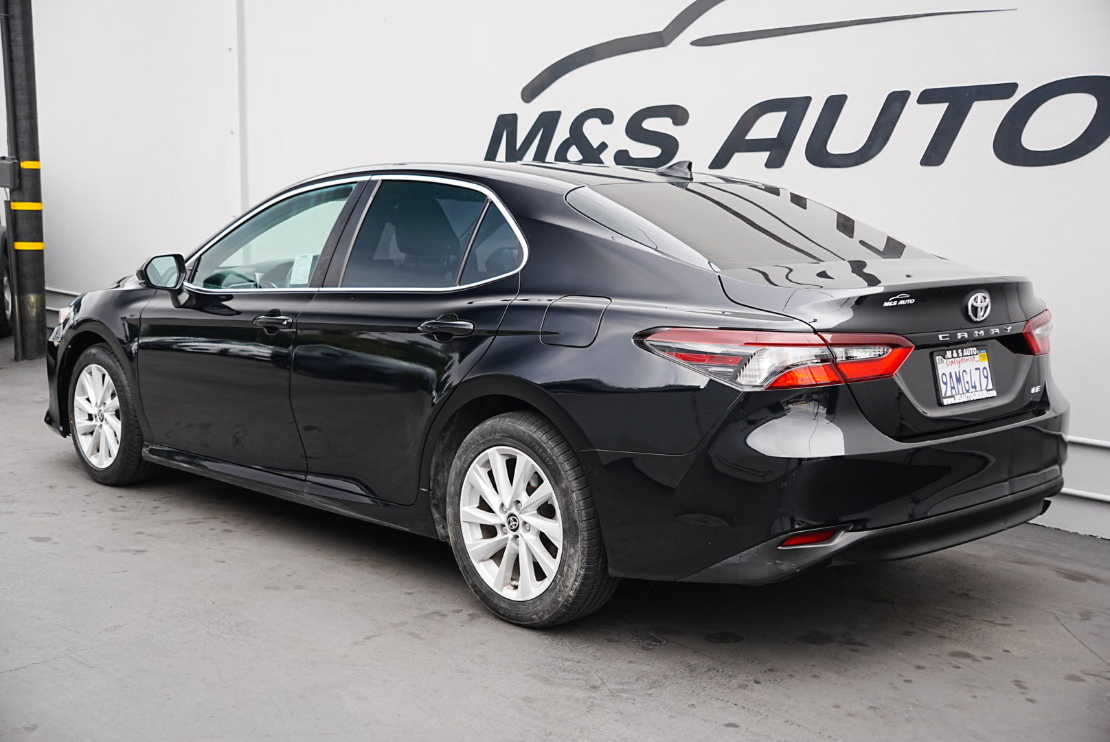 Used 2021 Toyota Camry LE image 6