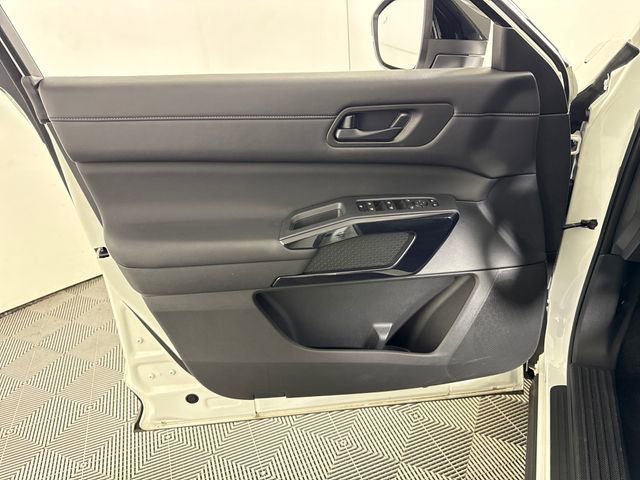 Used 2024 Nissan Pathfinder S AWD/4WD image 22