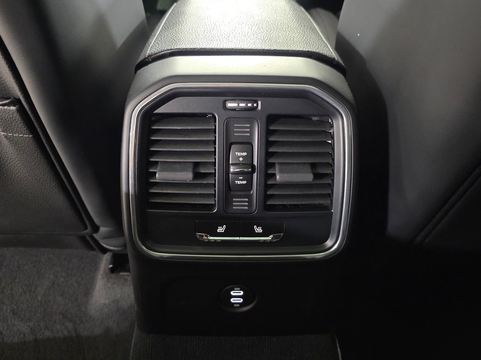 Used 2024 Porsche Macan AWD/4WD image 16