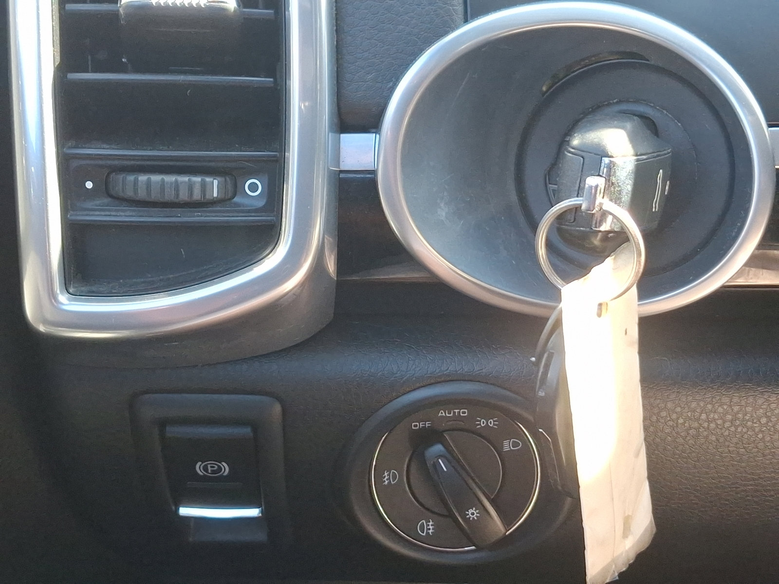 Used 2014 Porsche Cayenne image 25