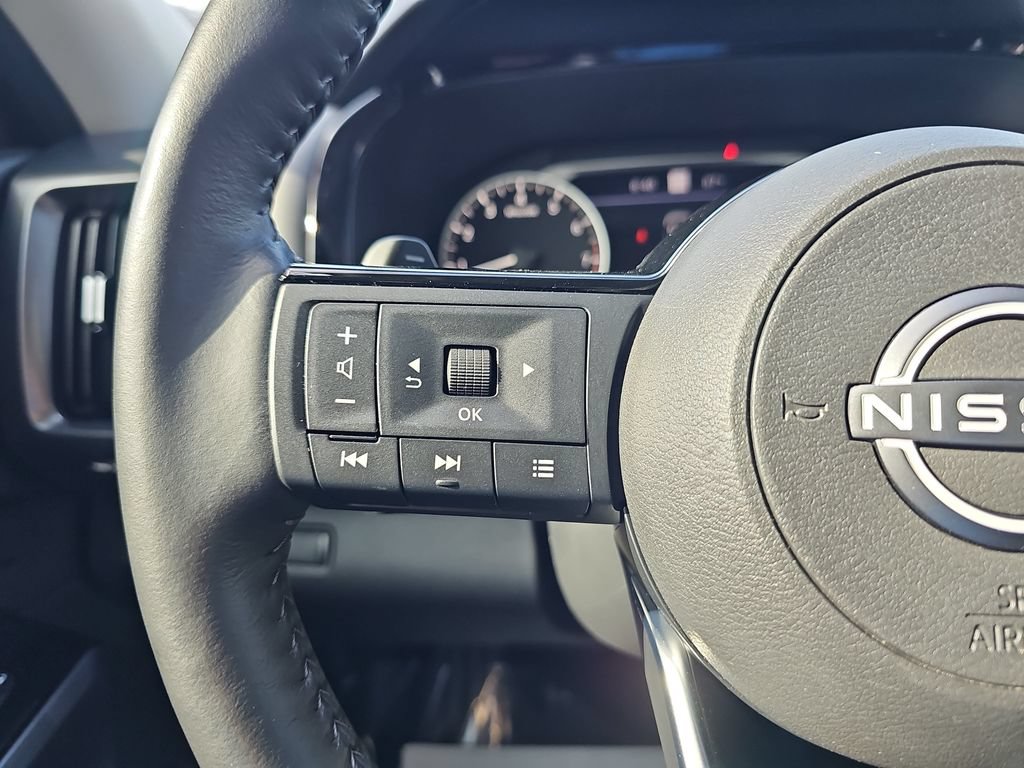 Used 2023 Nissan Pathfinder SL w/ Black Appearance Package FWD image 17