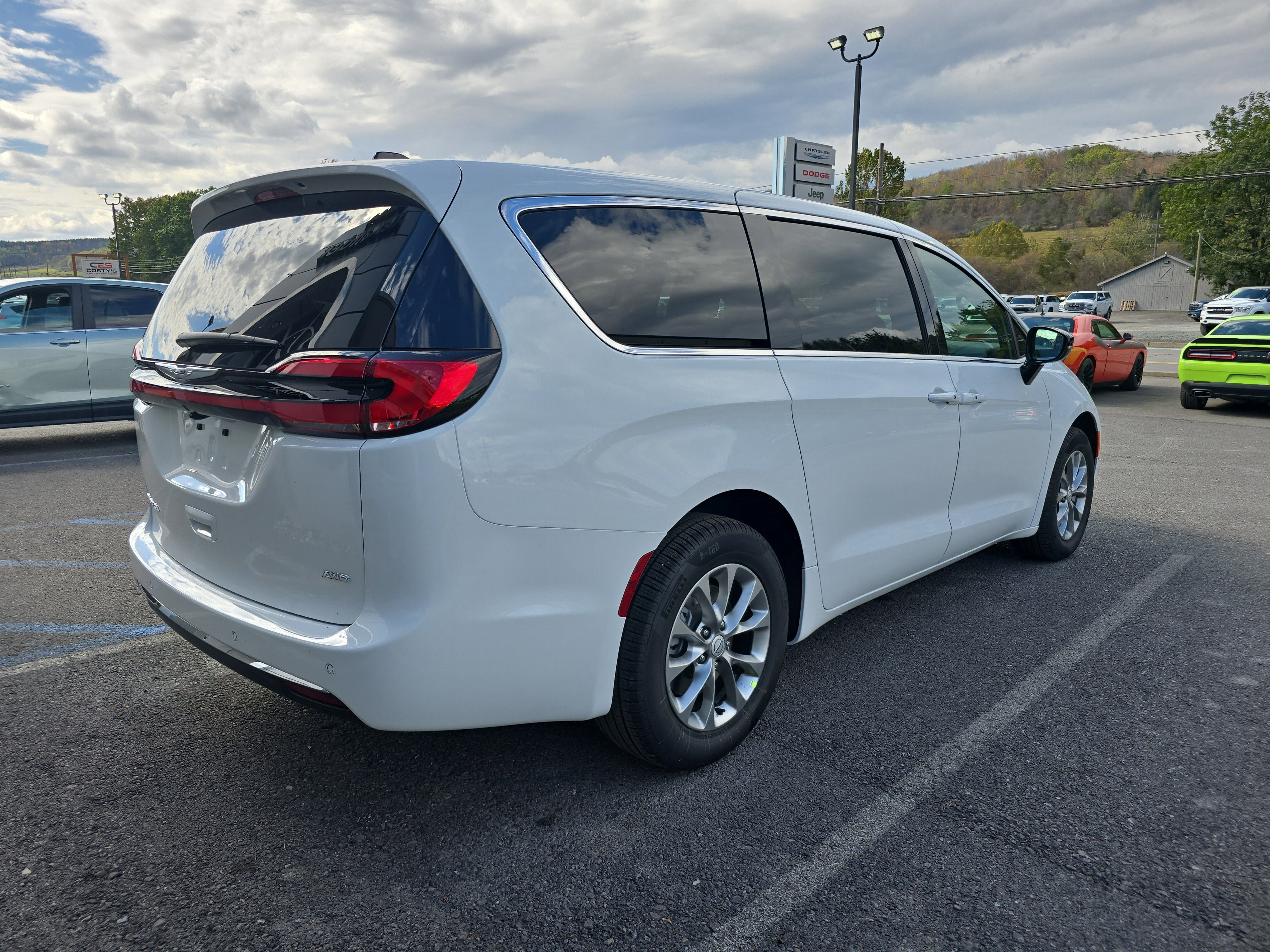 New 2026 Chrysler Pacifica Select image 3