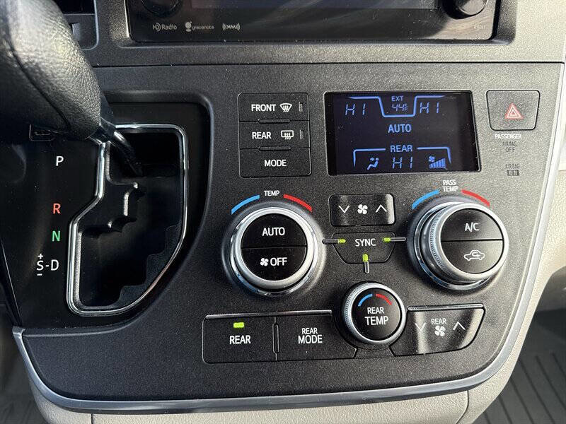 Used 2017 Toyota Sienna LE image 25