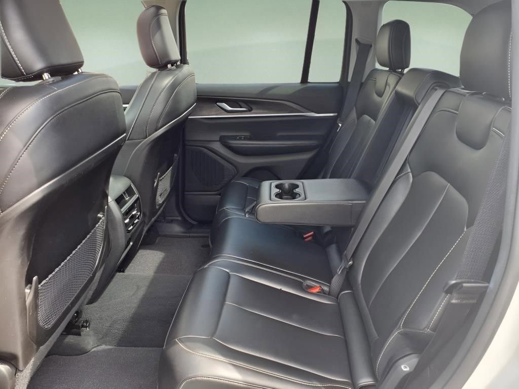 Used 2023 Jeep Grand Cherokee Limited image 5