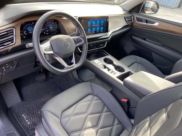 Used 2025 Volkswagen Atlas SE image 24