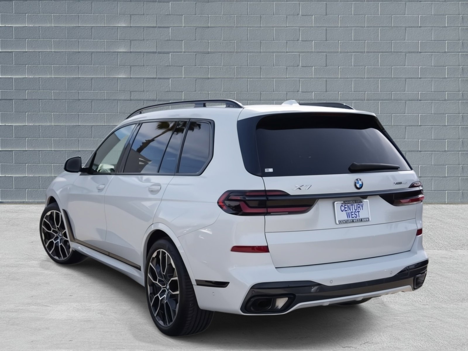 Used 2024 BMW X7 xDrive40i w/ Executive Package image 3