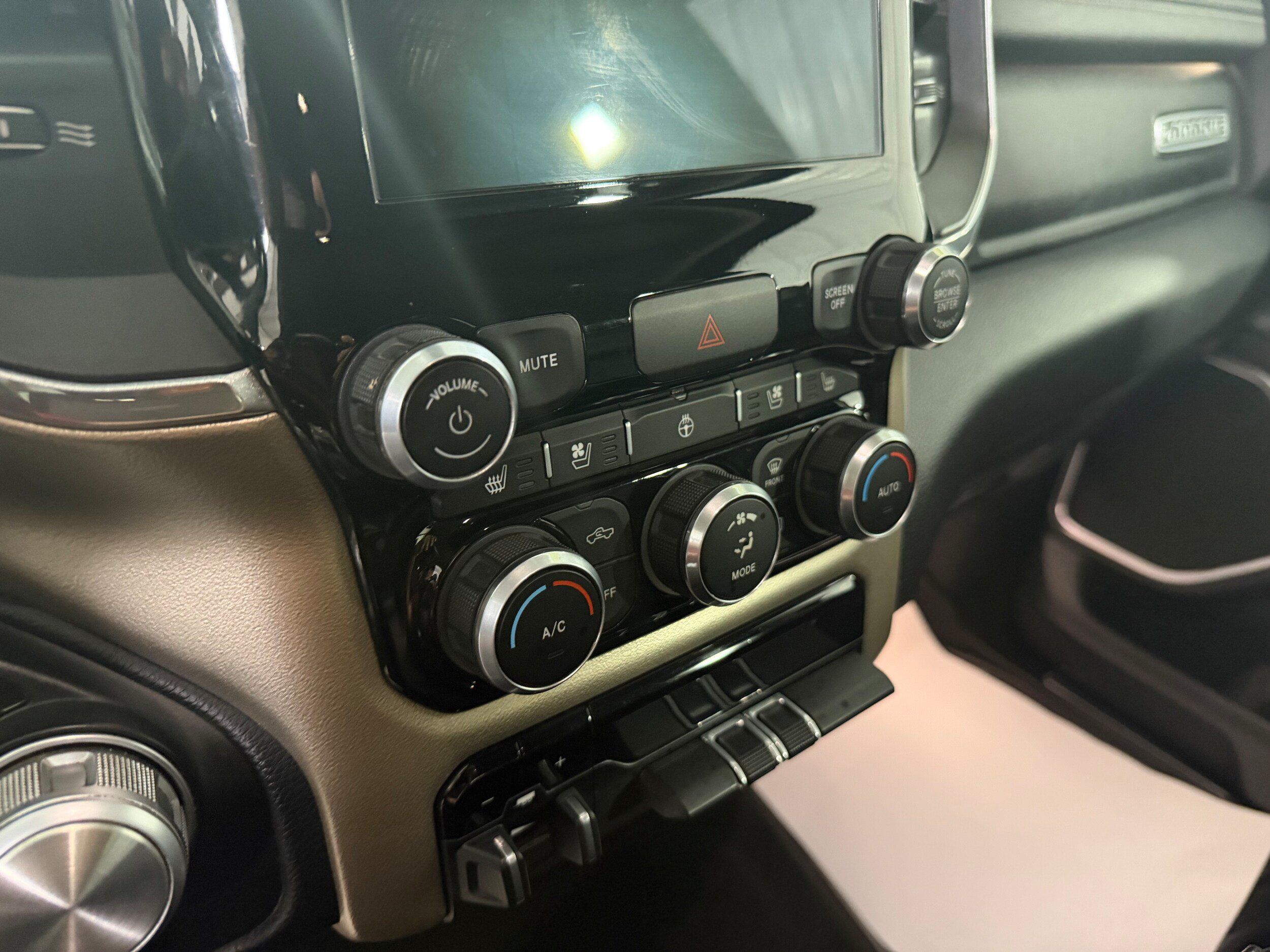 Used 2019 RAM 1500 Laramie AWD/4WD image 11