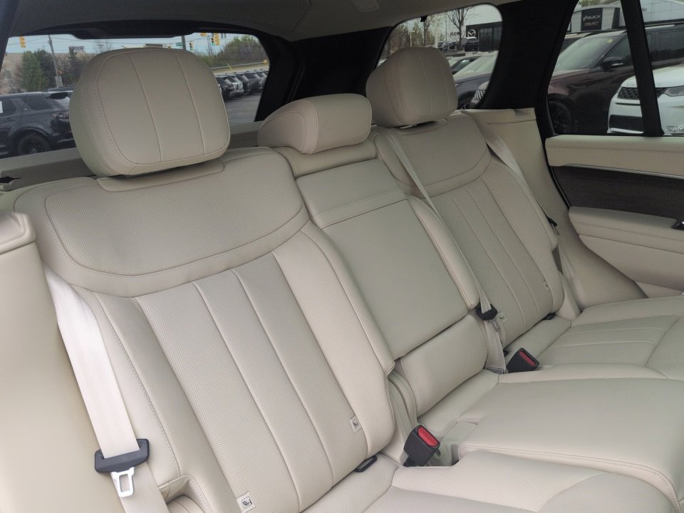 Certified 2025 Land Rover Range Rover SE image 27