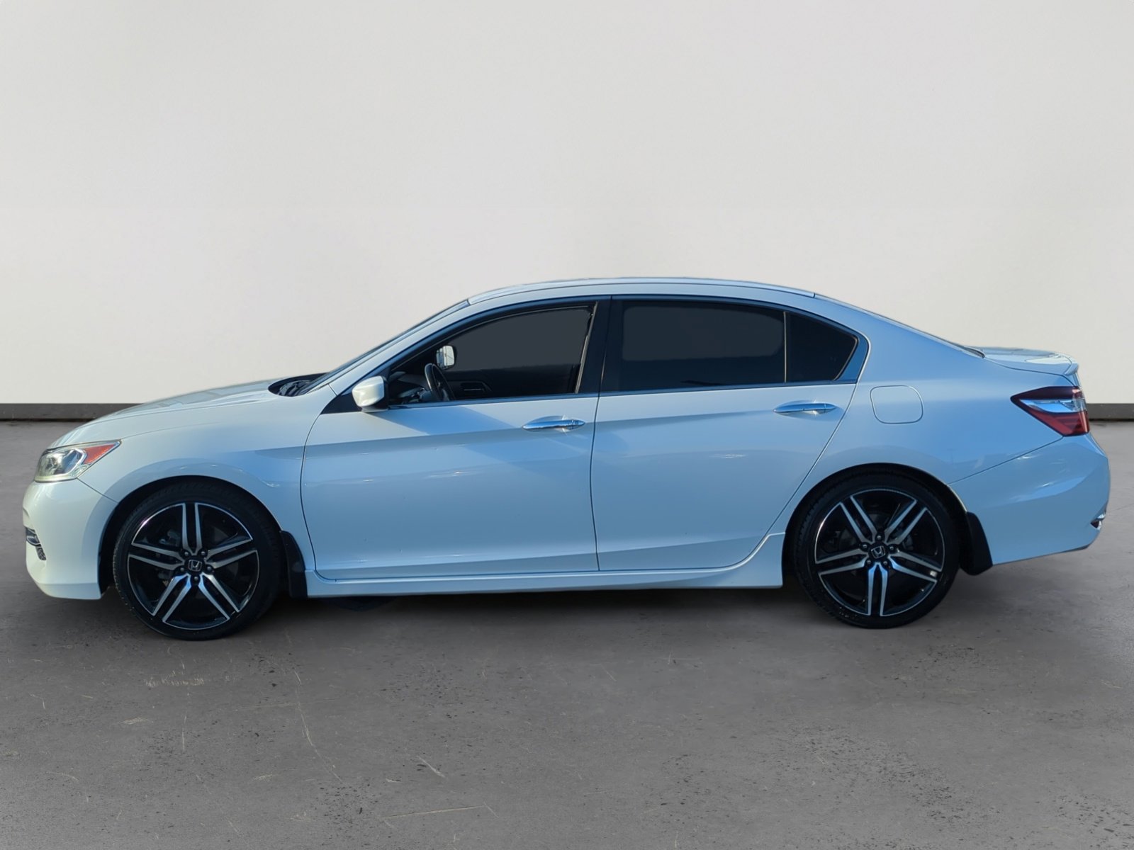Used 2017 Honda Accord Sport image 2