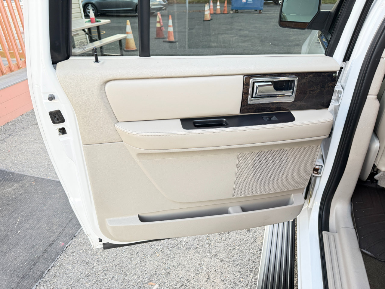 Used 2015 Lincoln Navigator L 4WD image 33