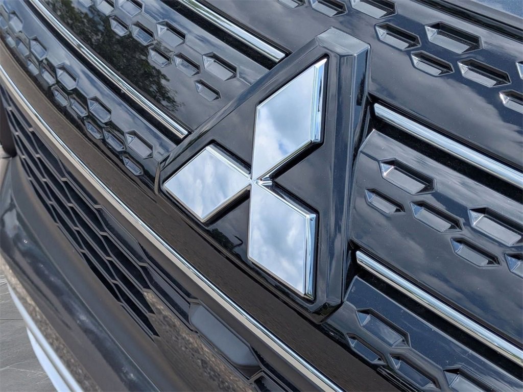 New 2025 Mitsubishi Outlander SE image 9