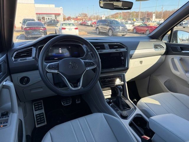 Used 2023 Volkswagen Tiguan SE R-Line image 18