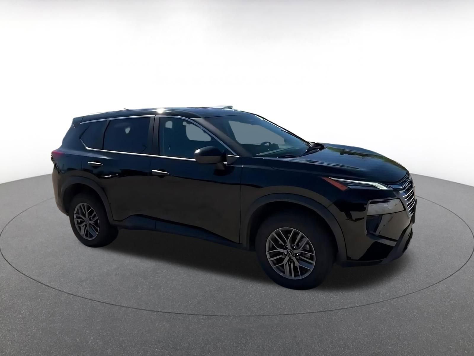 Used 2024 Nissan Rogue S AWD/4WD image 2