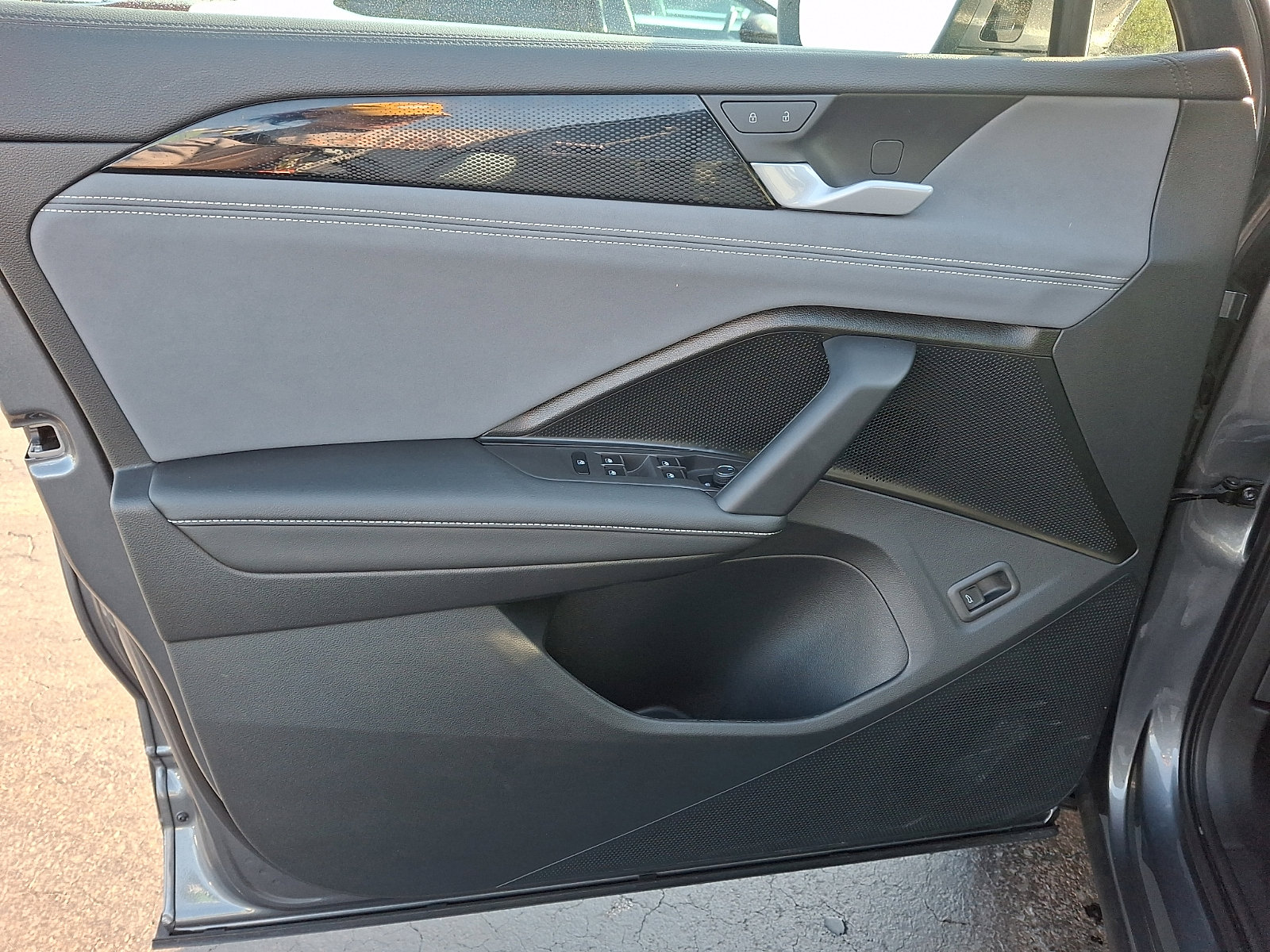 Certified 2025 Volkswagen Tiguan SE image 12