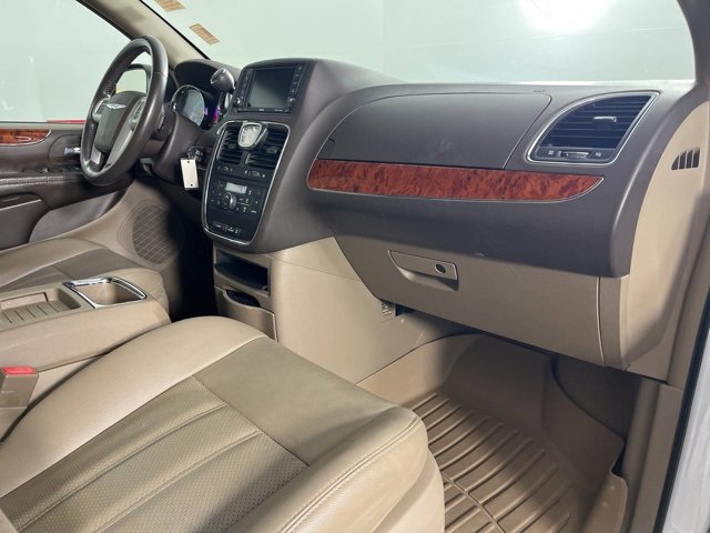 Used 2015 Chrysler Town & Country Touring-L w/ Driver Convenience Group image 33